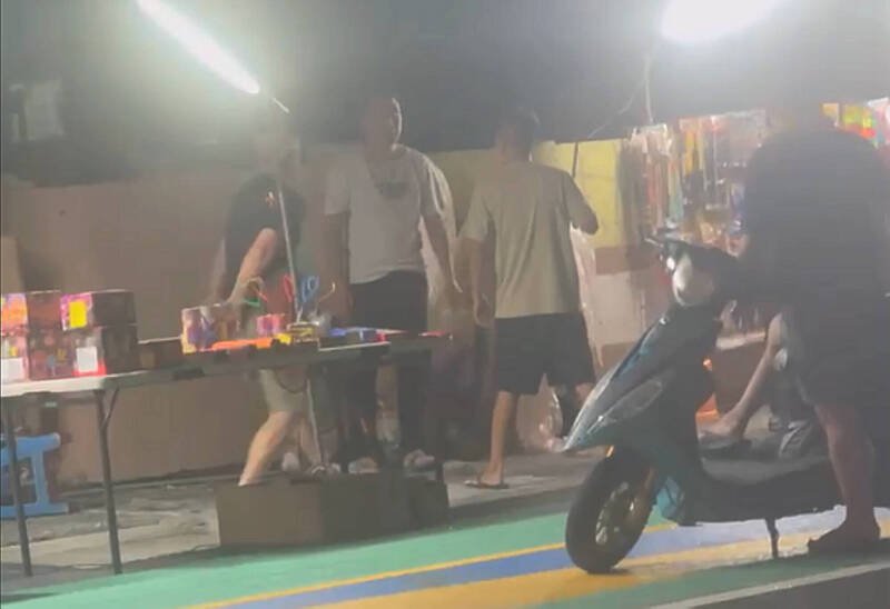 垦丁大街深夜惊爆追逐斗殴。(民众提供) 垦丁大街深夜惊爆追逐斗殴。(民众提供)