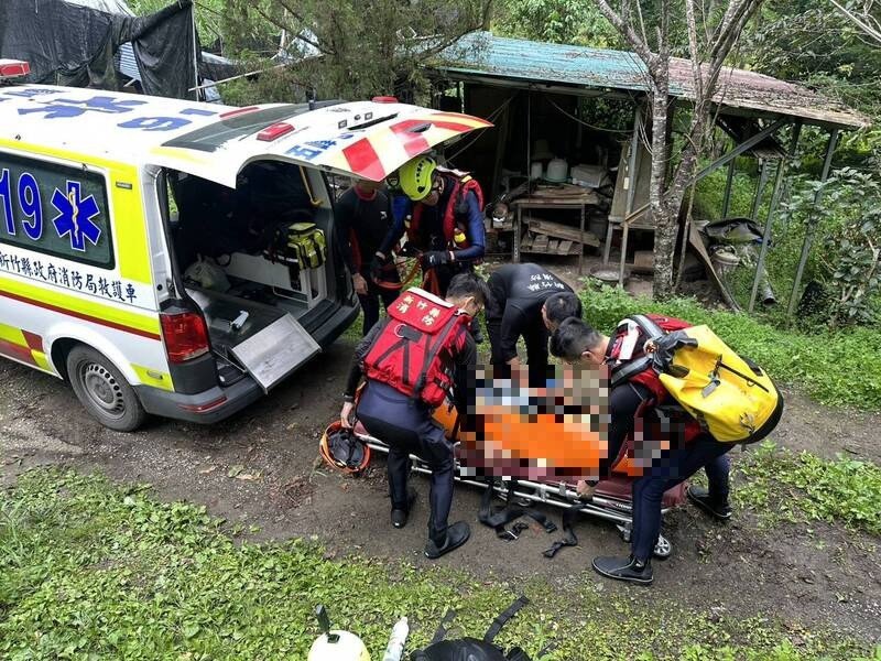 庄男被救上岸后火速被送医抢救,但家属最后决定「接受自然死亡」,因此遗体直接交由家属和礼仪公司处理。(竹县府消防局提供) 庄男被救上岸后火速被送医抢救,但家属最后决定「接受自然死亡」,因此遗体直接交由家属和礼仪公司处理。(竹县府消防局提供)