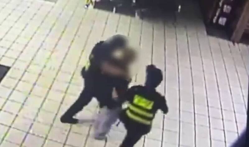 美籍台裔叶姓旅客在高铁桃园站酒后脱序情绪激动,铁路警方压制进行保护管束。(读者提供) 美籍台裔叶姓旅客在高铁桃园站酒后脱序情绪激动,铁路警方压制进行保护管束。(读者提供)