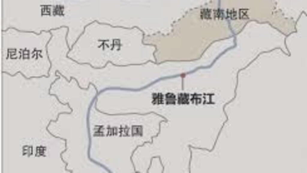 图1：雅鲁藏布江，图片来源：网路截屏。注：图中藏南地区为印度实际控制区，为阿鲁纳查邦。雅鲁藏布江下游水电工程的发电厂直接就在中国实际控制线后面一点的地方。中国标注的雅鲁