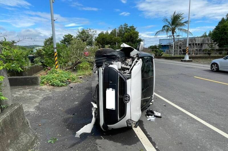 彰化芬园传出自撞翻车意外,自小客车90度翻车。(民众提供) 彰化芬园传出自撞翻车意外,自小客车90度翻车。(民众提供)