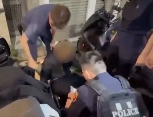警方当场逮捕偷车邓嫌。(警方提供) 警方当场逮捕偷车邓嫌。(警方提供)