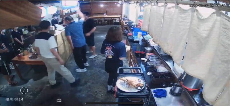 新北市八条寿司发生汤姓嫌犯翻桌(见图)、恐吓、砸哭女店员的餐厅暴力。(记者徐圣伦翻摄) 新北市八条寿司发生汤姓嫌犯翻桌(见图)、恐吓、砸哭女店员的餐厅暴力。(记者徐圣伦翻摄)