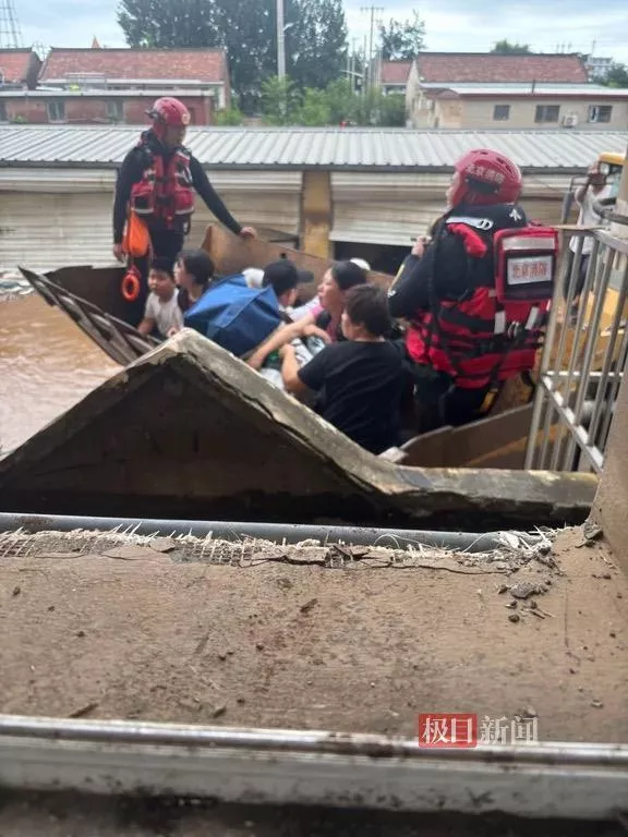 北京洪水亲历者：铲车车斗伸至二楼救走多人