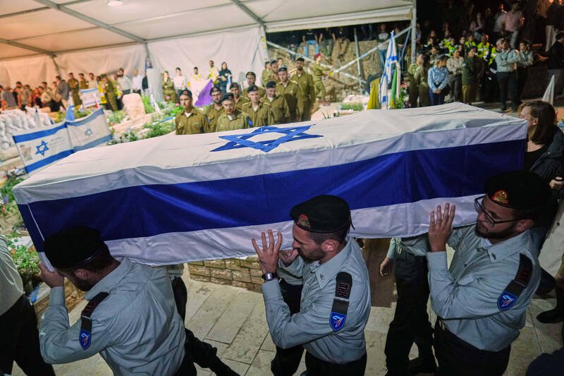 10月15日,以色列士兵在耶路撒冷赫茨尔山(Mt. Herzl)军事公墓,为遇害人质佩雷茨上尉(Captain Daniel Peretz)举行葬礼,抬棺送行。(美联社) 10月15日,以色列士兵在耶路撒冷赫茨尔山(Mt. Herzl)军事公墓,为遇害人质佩雷茨上尉(Captain Daniel Peretz)举行葬礼,抬棺送行。(美联社)