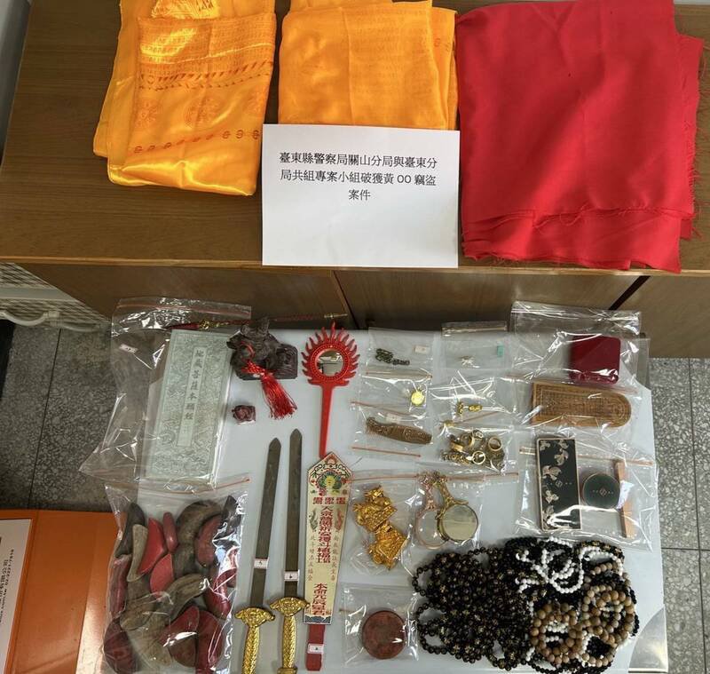 台东及关山分局联手侦破连续窃盗案，起出赃物。（记者黄明堂翻摄）