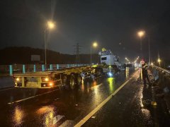 货柜车疑天雨路滑失控撞护栏 万瑞快速道大型车事故今2起