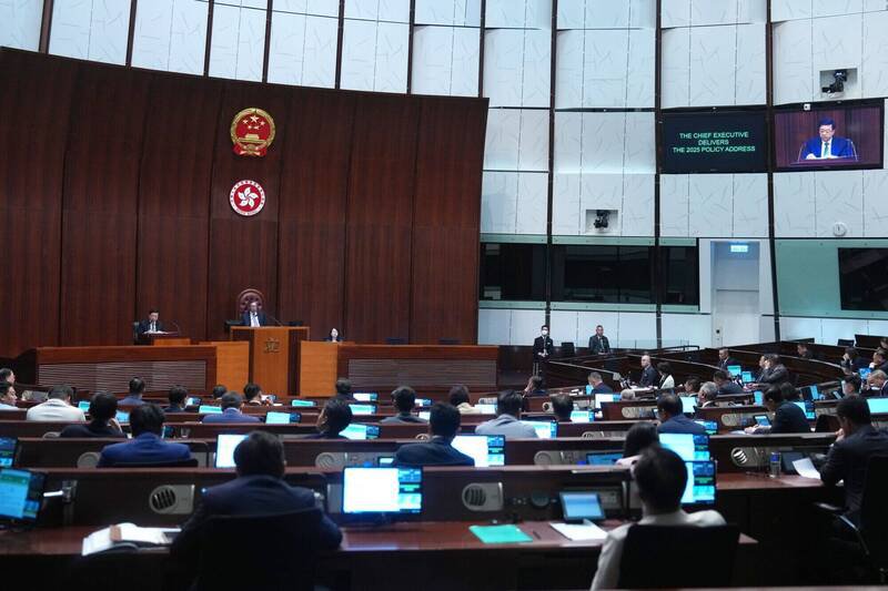 香港政坛盛传,北京方面希望香港立法会年轻化及进行新旧交替,目前已有17名议员放弃连任。(彭博) 香港政坛盛传,北京方面希望香港立法会年轻化及进行新旧交替,目前已有17名议员放弃连任。(彭博)