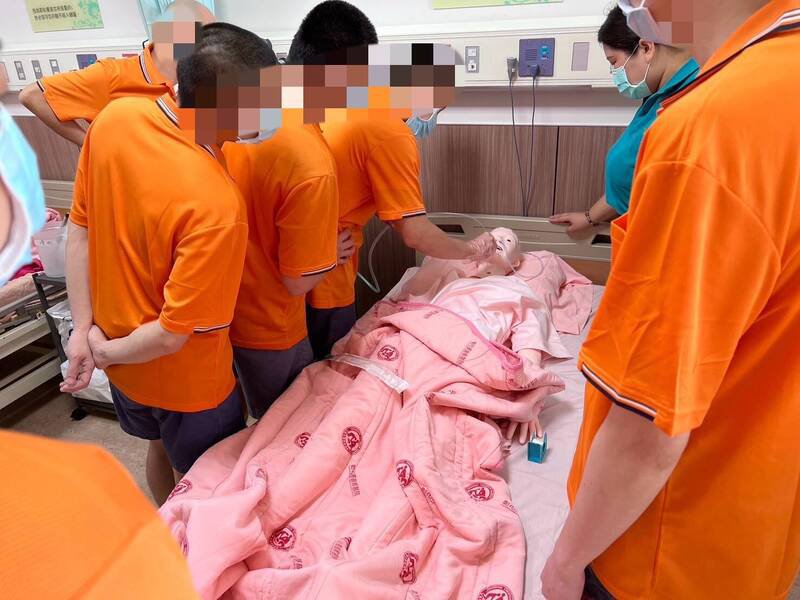 云二监16名收容人透过云基医院、崇仁护校专业师资培训,已成功考取照服员技能检定证照。(图由云二监提供) 云二监16名收容人透过云基医院、崇仁护校专业师资培训,已成功考取照服员技能检定证照。(图由云二监提供)