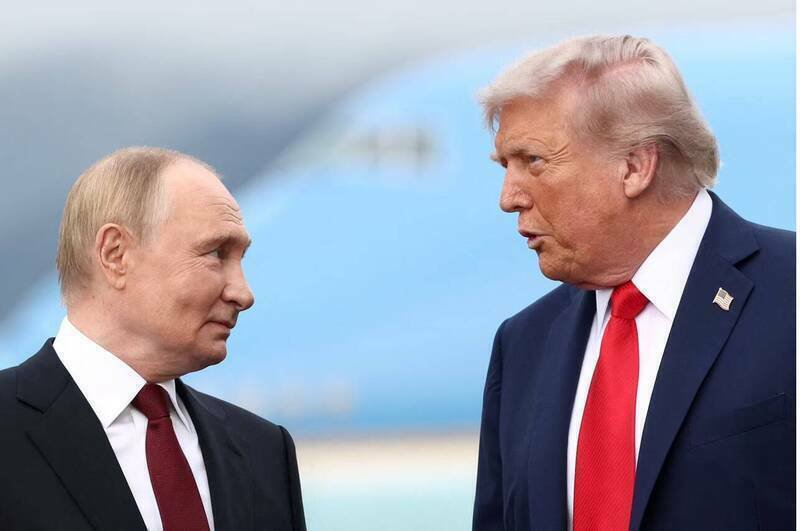 美国总统川普（右）与俄罗斯总统普廷，8月15日在阿拉斯加举行峰会。（路透）