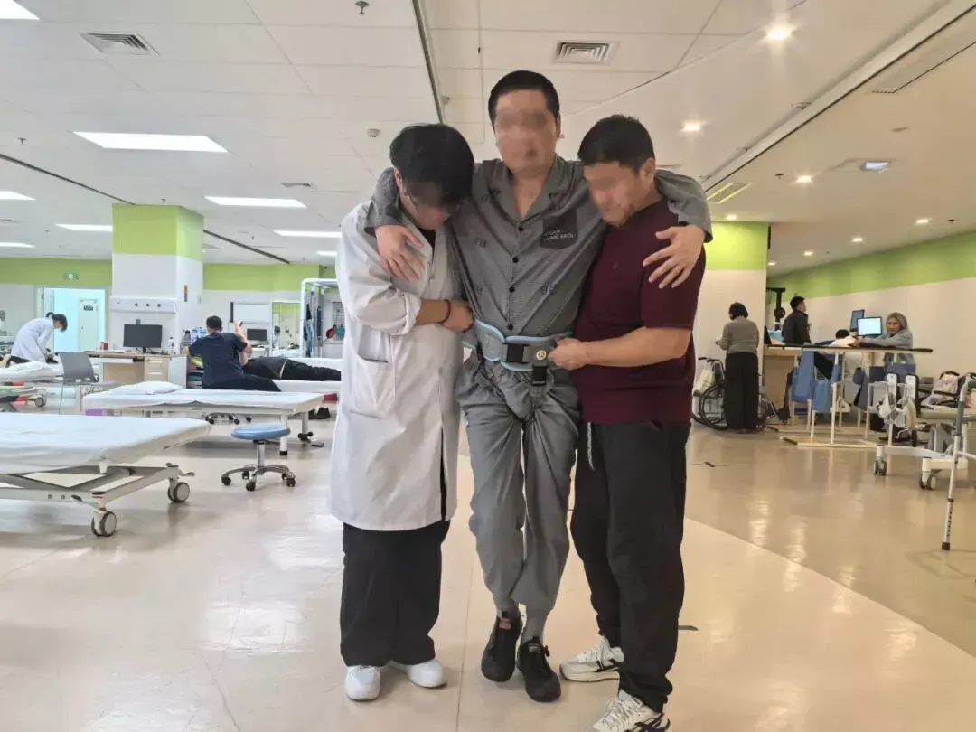 全球首例!中国医生让四肢瘫痪者自主行走