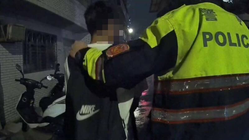 郑姓车手21日晚间与被害人相约交付168万元,桃园警分局中路派出所员警获报赶抵,当场将郑姓车手制伏。(记者郑淑婷翻摄) 郑姓车手21日晚间与被害人相约交付168万元,桃园警分局中路派出所员警获报赶抵,当场将郑姓车手制伏。(记者郑淑婷翻摄)