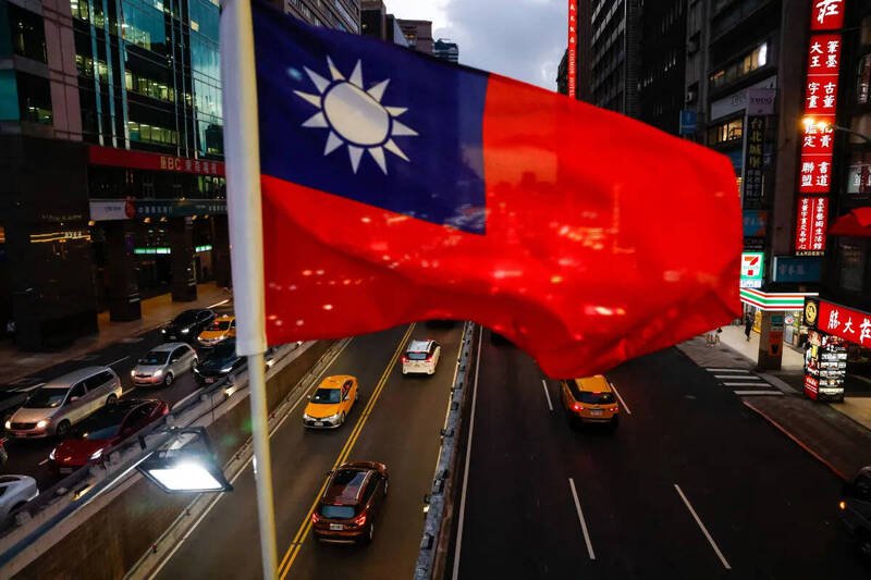 中华民国国旗在台北街头飘扬。美国前国安官员近日投书警告,川普总统不应在即将到来的「川习会」上,为换取贸易协议而出卖台湾的主权与安全。(路透社档案照) 中华民国国旗在台北街头飘扬。美国前国安官员近日投书警告,川普总统不应在即将到来的「川习会」上,为换取贸易协议而出卖台湾的主权与安全。(路透社档案照)