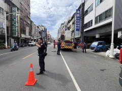 高雄工人修透天厝踩破屋顶坠邻宅受伤 云梯车出动救人送医