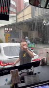 被喇叭声惹怒！中和男不顾车停路口暴走怒吼公车