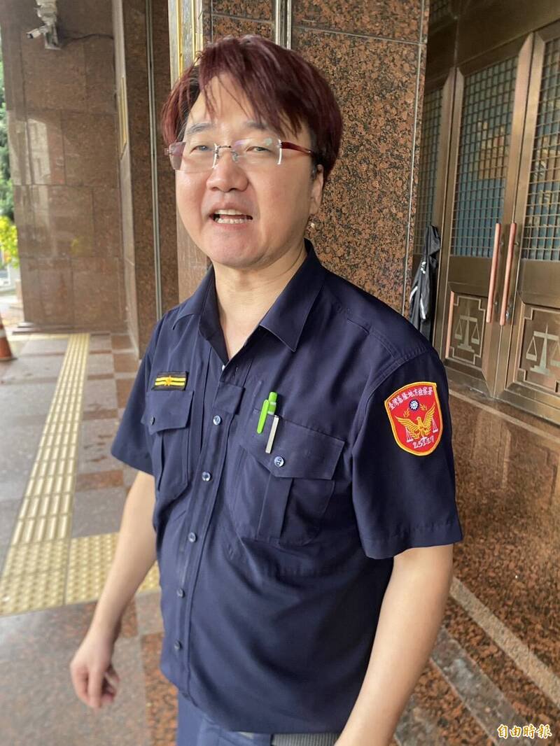 基隆地检署法警副警长蔡清华面对刘男突然攻击,冷静将刘姓男子压制在地上铐,他不敢居功大赞是同仁认真执勤过滤X光扫描机,及时遏止可能的危害。(记者林嘉东摄) 基隆地检署法警副警长蔡清华面对刘男突然攻击,冷静将刘姓男子压制在地上铐,他不敢居功大赞是同仁认真执勤过滤X光扫描机,及时遏止可能的危害。(记者林嘉东摄)