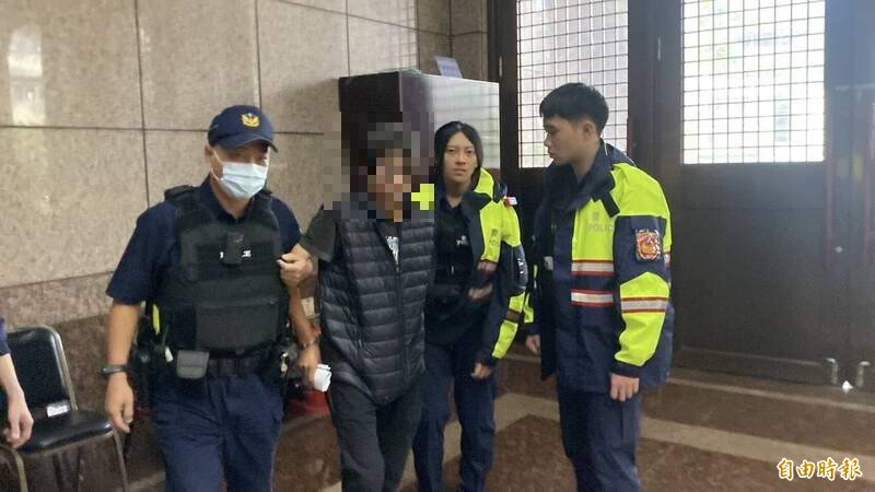 刘姓男子今天午后拿著内藏菜刀、剪刀的手提袋进入基隆地检署,法警执勤认真及时发现,通报警方将刘男依妨碍公务罪送办。(记者林嘉东摄) 刘姓男子今天午后拿著内藏菜刀、剪刀的手提袋进入基隆地检署,法警执勤认真及时发现,通报警方将刘男依妨碍公务罪送办。(记者林嘉东摄)