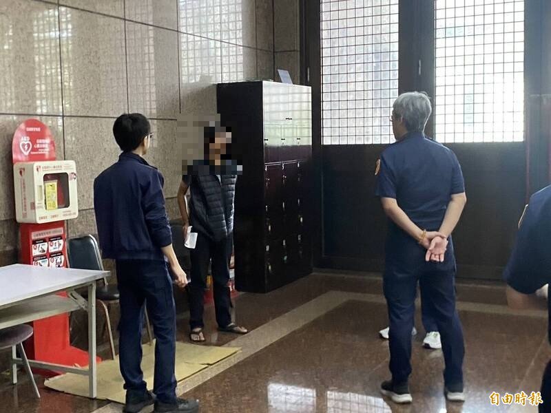 基隆地检署法警及时发现刘男携带内有刀械的手提袋入内,先将压制上铐后,等待警方前来侦办。(记者林嘉东摄) 基隆地检署法警及时发现刘男携带内有刀械的手提袋入内,先将压制上铐后,等待警方前来侦办。(记者林嘉东摄)