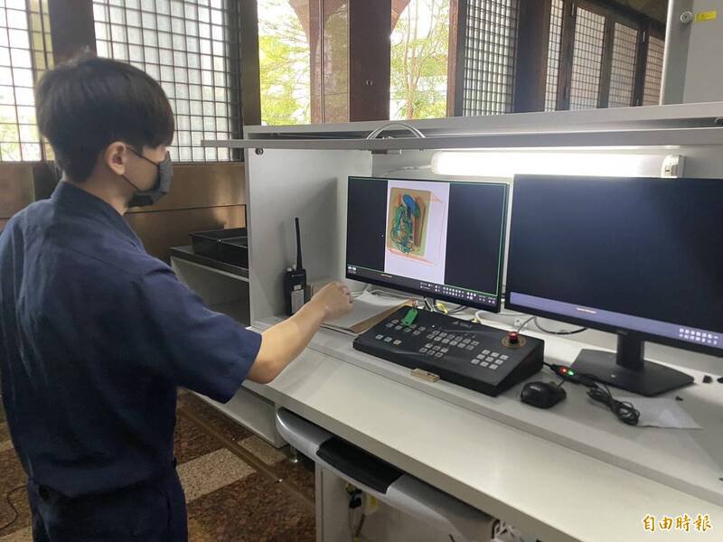 基隆地检署法警透过X光扫描机发现刘男携带的手提袋内有1把菜刀与1把剪刀,及时将他拦下,制止可能的危害。(记者林嘉东摄) 基隆地检署法警透过X光扫描机发现刘男携带的手提袋内有1把菜刀与1把剪刀,及时将他拦下,制止可能的危害。(记者林嘉东摄)