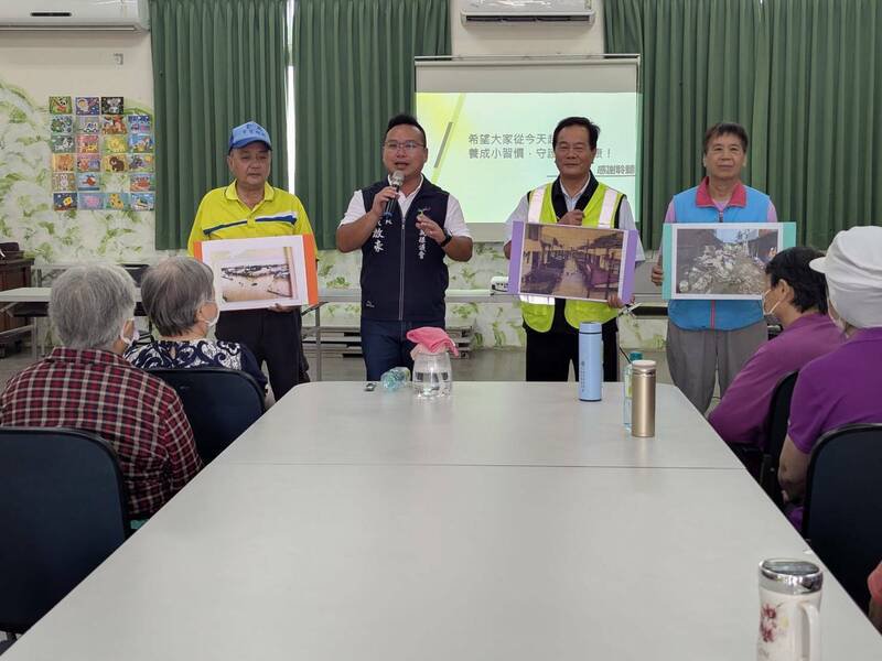神脑科技文教基金会今天结合警方、县议员黄启豪服务处举办讲座,加强长辈防诈骗观念。(黄启豪服务处提供) 神脑科技文教基金会今天结合警方、县议员黄启豪服务处举办讲座,加强长辈防诈骗观念。(黄启豪服务处提供)