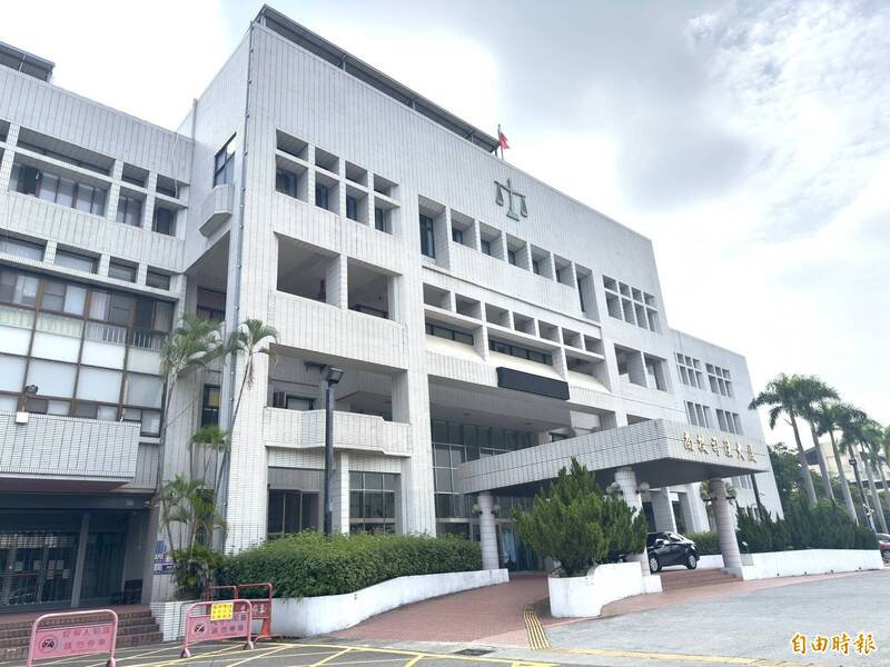 黄姓中年男有一餐没一餐的,喝酒后想吃免费牢饭而抢警员的警棍被法办,南投地院法官近日将他判刑3个月。(记者陈凤丽摄) 黄姓中年男有一餐没一餐的,喝酒后想吃免费牢饭而抢警员的警棍被法办,南投地院法官近日将他判刑3个月。(记者陈凤丽摄)