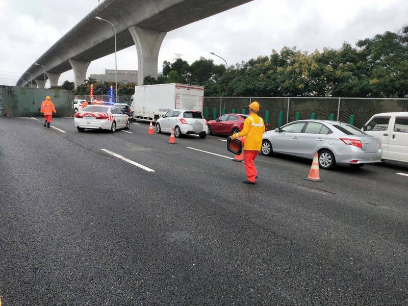 国道1号北向55.9公里货柜车追撞休旅车酿货柜掉落车道,回堵逾5公里。(记者李容萍翻摄) 国道1号北向55.9公里货柜车追撞休旅车酿货柜掉落车道,回堵逾5公里。(记者李容萍翻摄)