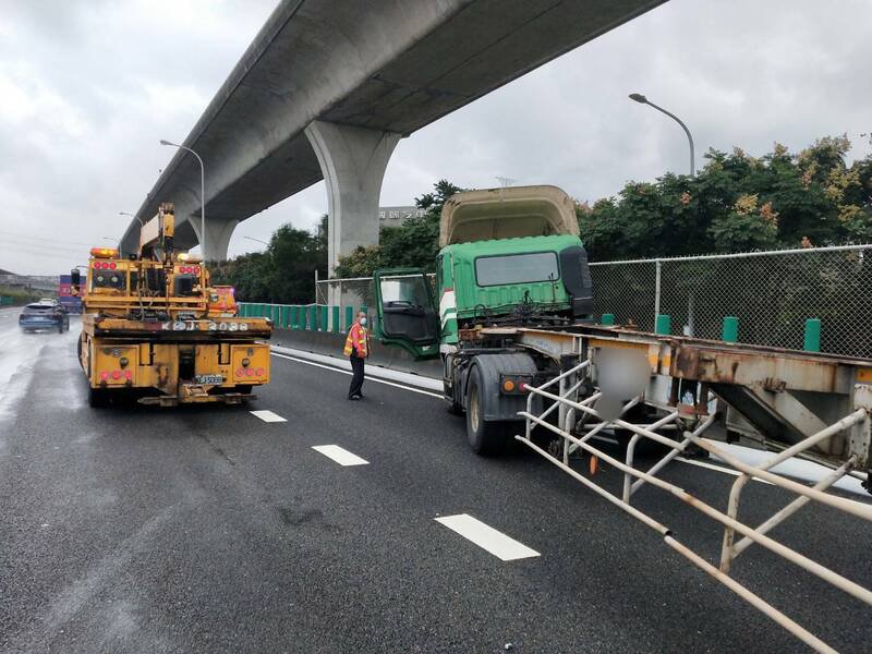 国道1号北向55.9公里货柜车追撞休旅车酿货柜掉落车道,回堵逾5公里。(记者李容萍翻摄) 国道1号北向55.9公里货柜车追撞休旅车酿货柜掉落车道,回堵逾5公里。(记者李容萍翻摄)