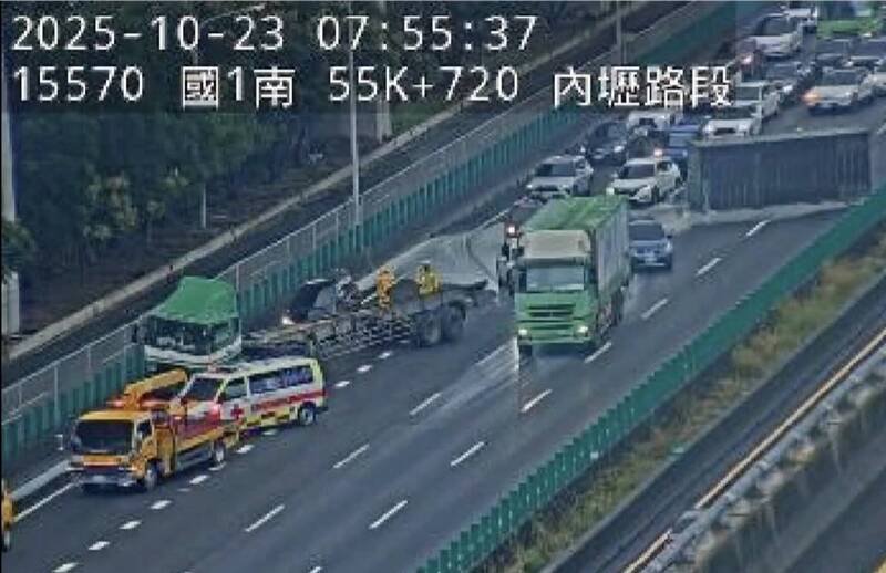 国道1号北向55.9公里货柜车追撞休旅车酿货柜掉落车道,回堵逾5公里。(记者李容萍翻摄) 国道1号北向55.9公里货柜车追撞休旅车酿货柜掉落车道,回堵逾5公里。(记者李容萍翻摄)