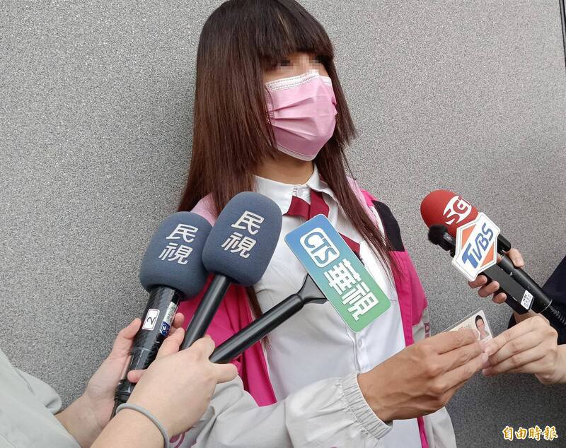 「Yuki」今天一身女性装扮出庭,拿出身分证表示虽然现在是男性,但希望以后能改成女性。(记者陈建志摄) 「Yuki」今天一身女性装扮出庭,拿出身分证表示虽然现在是男性,但希望以后能改成女性。(记者陈建志摄)