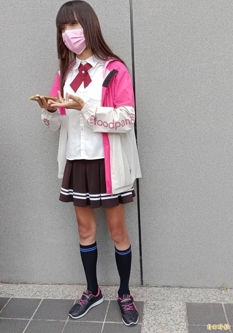 「Yuki」今天一身女性装扮出庭,自爆是染色体「XXY」的双性人。(记者陈建志摄) 「Yuki」今天一身女性装扮出庭,自爆是染色体「XXY」的双性人。(记者陈建志摄)