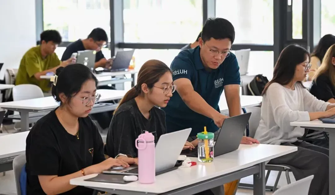 9月26日，海南比勒费尔德应用科学大学的学生在上课 / 新华社记者杨冠宇 摄