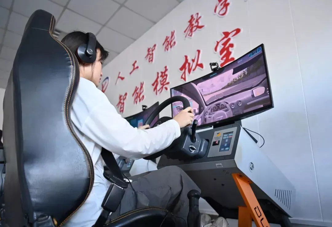 7月2日，学员在智能驾驶模拟室通过智能驾驶舱模拟机练习 / 新华社发（包康轩 摄）