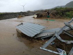 视线不佳邮务车误闯「暴涨河道」灭顶  邮差爬上车顶逃命