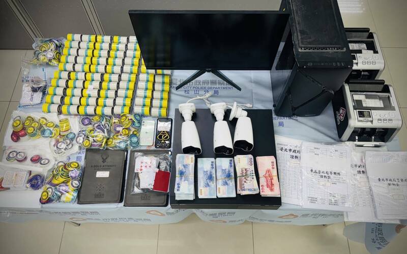 警方查扣现金38万7300元,筹码、监视器、点钞机及赌具等赃证物。(记者邱俊福翻摄) 警方查扣现金38万7300元,筹码、监视器、点钞机及赌具等赃证物。(记者邱俊福翻摄)