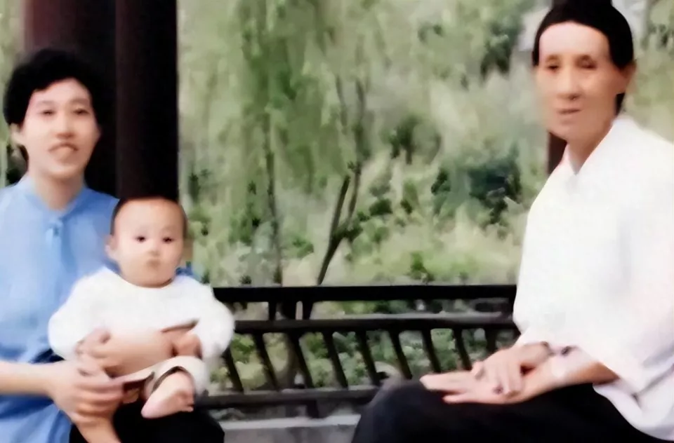 于和伟3岁丧父,吃姐姐的奶水长大,成名后为八个哥哥姐姐买房