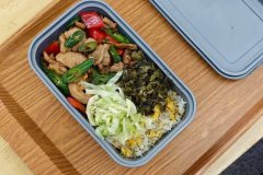 国铁成都局推出17元高铁盒饭:门店现炒 送餐到座