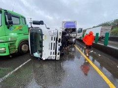 货车行驶台66疑雨中未保持安全车距 撞砂石车、大货车后翻覆