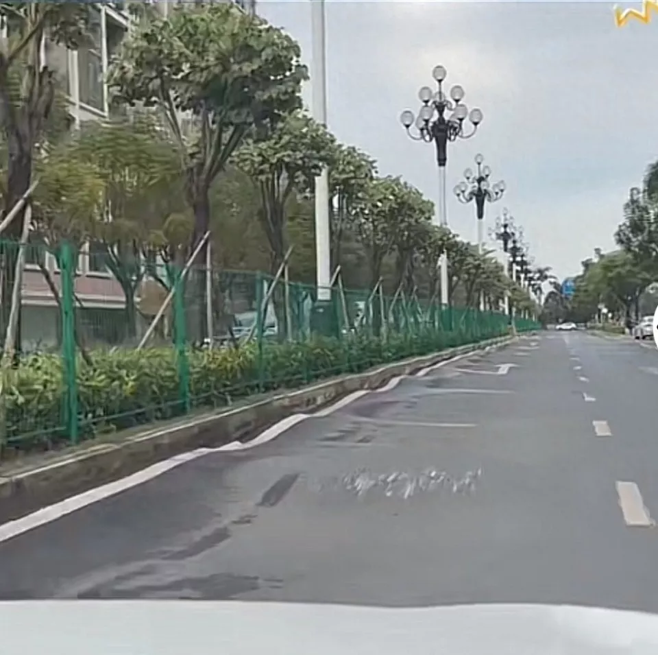 “波浪路”频频刮底盘,网友发视频盼早维修