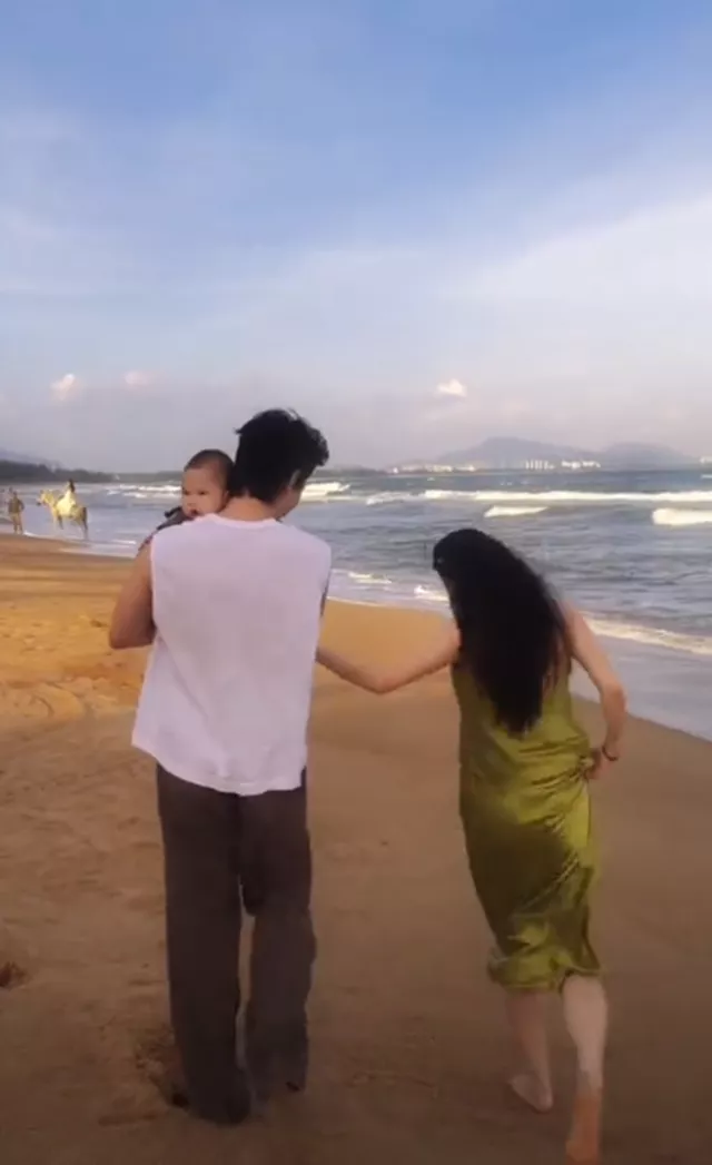 张檬和小五带6个月儿子海边度假，哺乳期不穿内衣