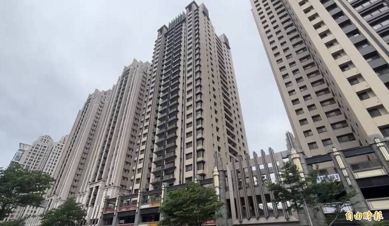 新竹市晴空汇火警酿2勇消殉职。(记者洪美秀摄) 新竹市晴空汇火警酿2勇消殉职。(记者洪美秀摄)