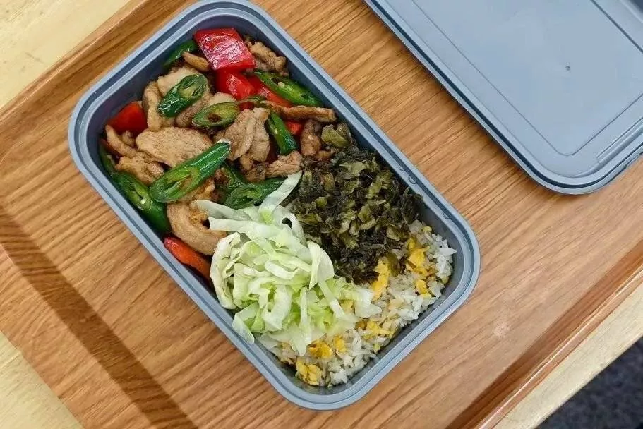 国铁成都局推出17元高铁盒饭:门店现炒