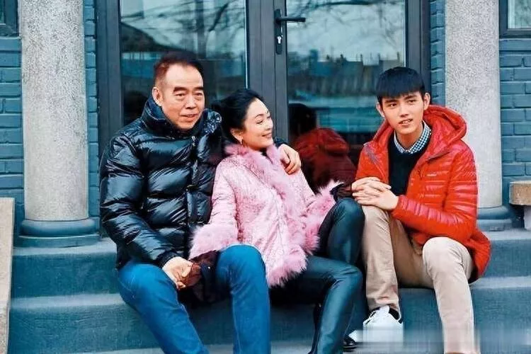 31岁章泽天伦敦看展,肋骨外翻,衣服满是褶皱