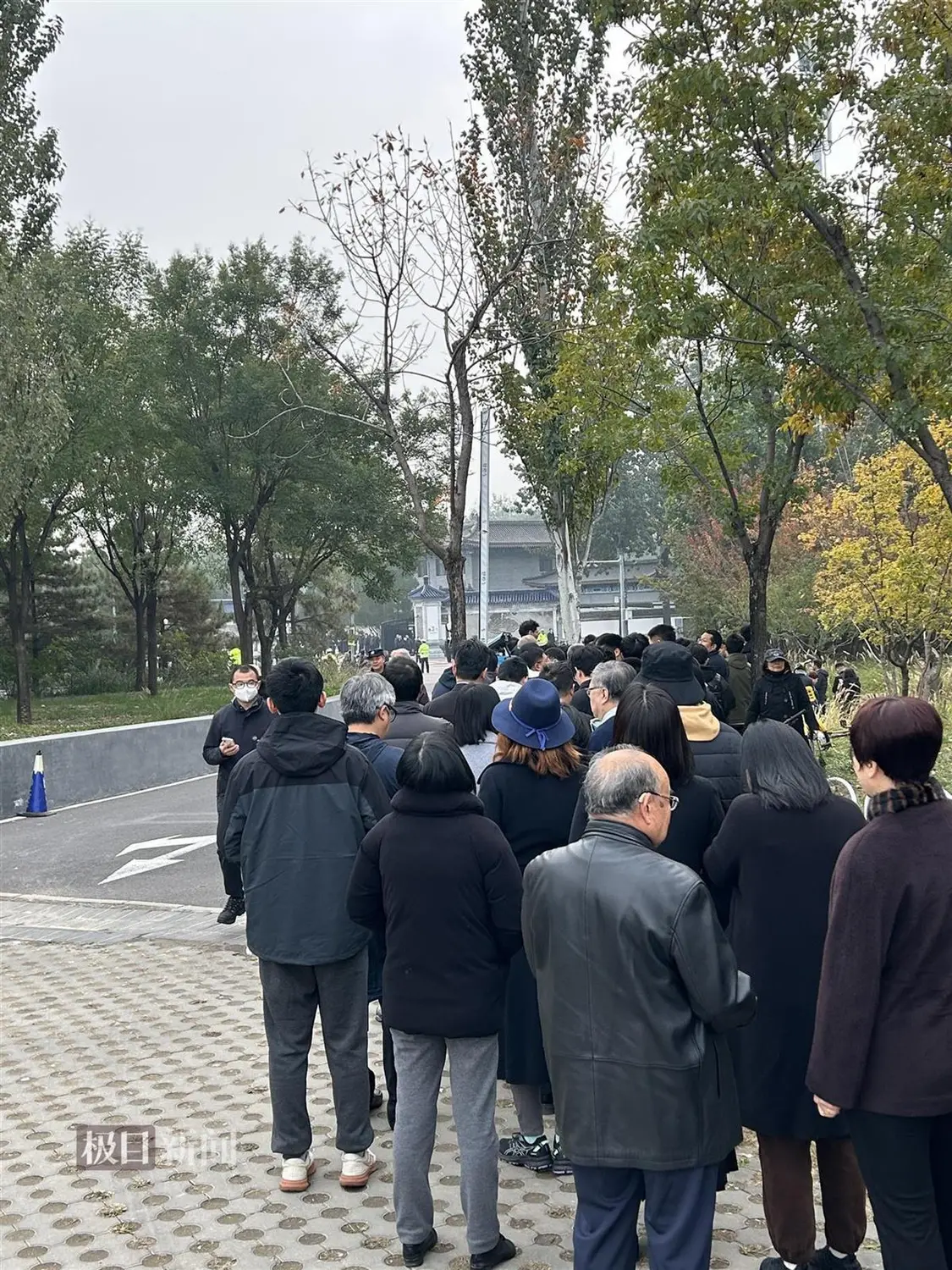 杨振宁遗体告别仪式在京举行,现场排起数十米长队
