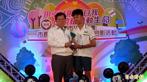 桃园市「市长奖」得主揭晓,「都教授」都柏叡也来领奖。(记者李容萍摄) 桃园市「市长奖」得主揭晓,「都教授」都柏叡也来领奖。(记者李容萍摄)