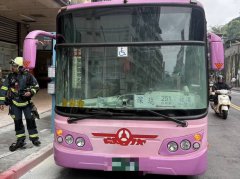 台北251路电动公车窜浓烟 司机急疏散10乘客幸无人伤