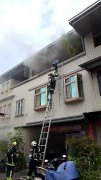 嘉义市透天民宅火警 消防员架梯救下2人