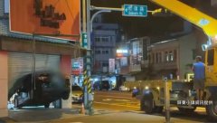 男子疑精神不济 驾车失控撞进屏东市服饰店