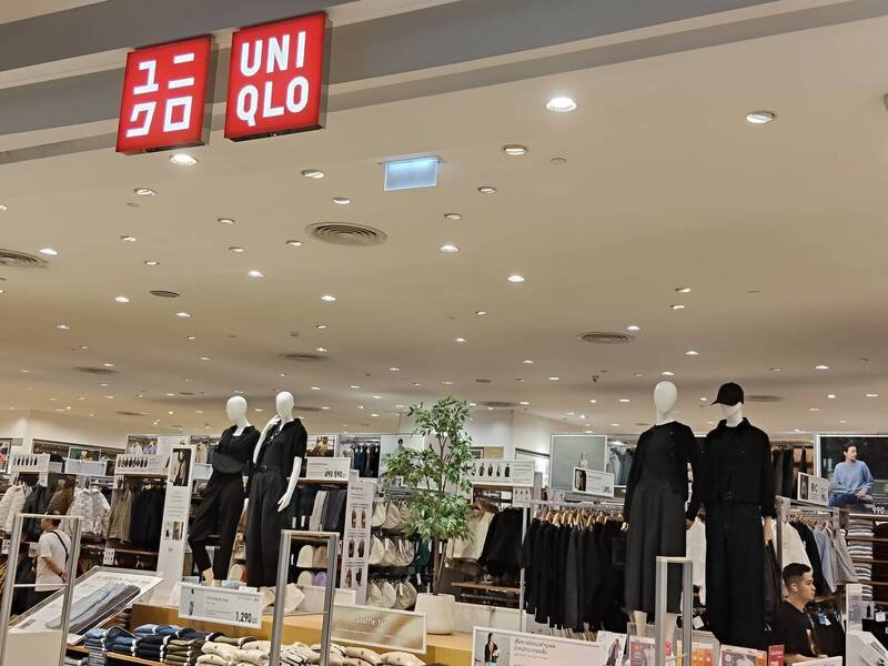 泰国曼谷一间UNIQLO将店内摆设改以黑色系为主。(撷取自@kikiat0731/X) 泰国曼谷一间UNIQLO将店内摆设改以黑色系为主。(撷取自@kikiat0731/X)