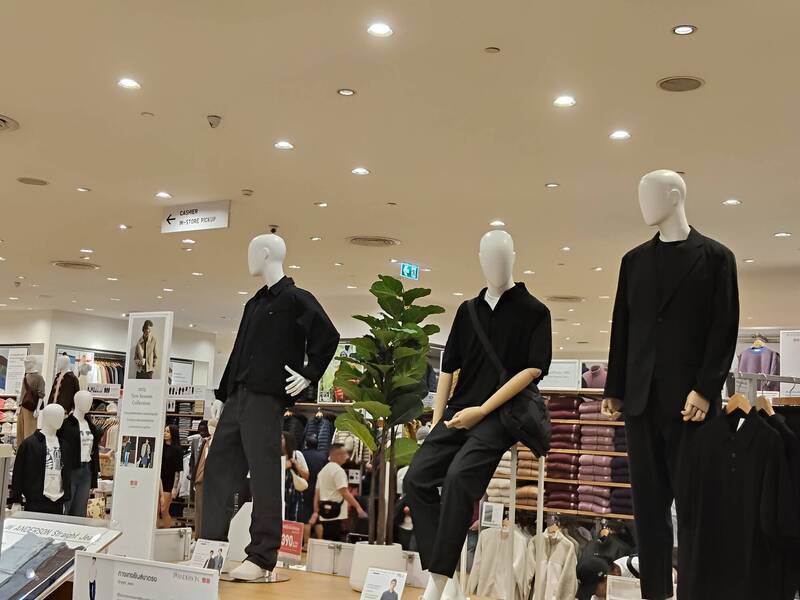 曼谷UNIQLO连模特儿都换上全黑穿搭,以展示对王太后的敬意。(撷取自@kikiat0731/X) 曼谷UNIQLO连模特儿都换上全黑穿搭,以展示对王太后的敬意。(撷取自@kikiat0731/X)