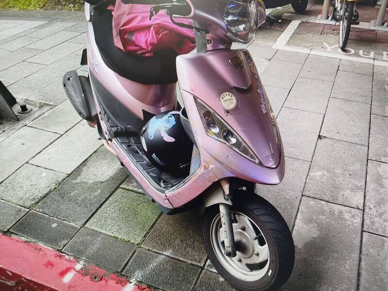倪男机车与林女机车擦撞。(记者王冠仁翻摄) 倪男机车与林女机车擦撞。(记者王冠仁翻摄)